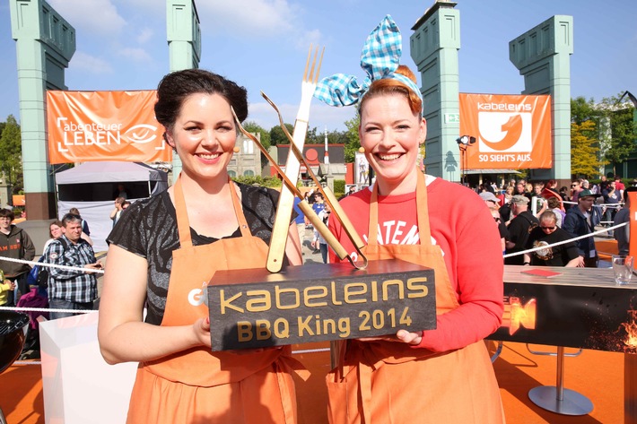 Von wegen Männerdomäne! Der kabel eins-Titel &quot;BBQ-King 2014&quot; geht an Enie van de Meiklokjes und Paula Lambert! / &quot;Abenteuer Leben&quot;-Spezial zum Showdown der Grillwoche am 8. Juni 2014, um 22.15 Uhr