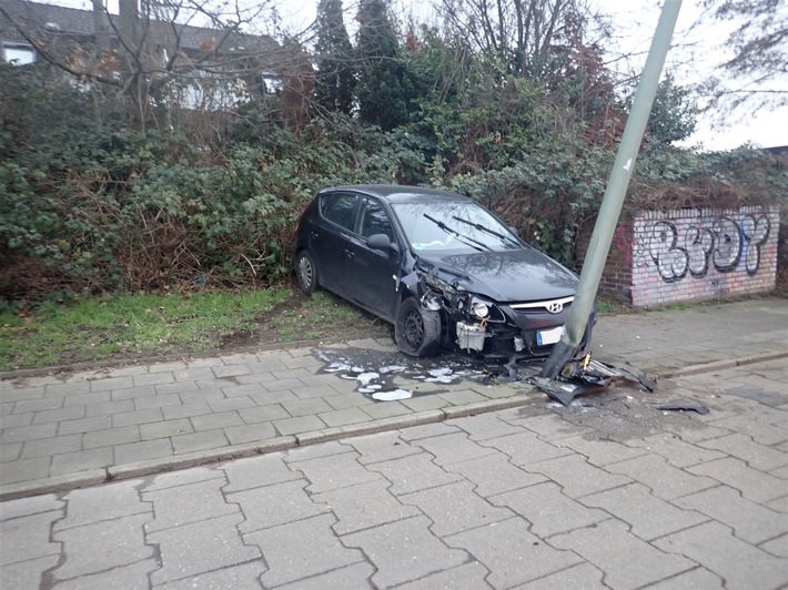 POL-DU: Overbruch: Joggerin als Zeugin gesucht - Autofahrer kollidiert mit Laterne