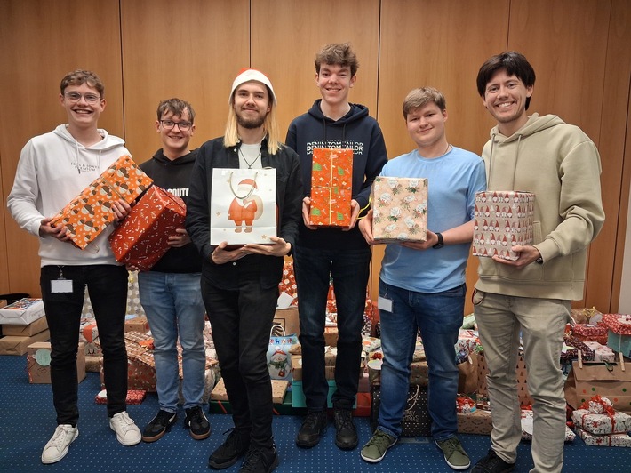Mitarbeiterinnen und Mitarbeiter der Provinzial Versicherung erfüllen 144 Weihnachtswünsche