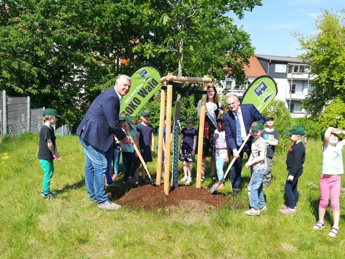 Bundesratspräsident Dr. Reiner Haseloff, der Vorsitzende der Schutzgemeinschaft Deutscher Wald, Landesverband Sachsen-Anhalt, Guido Heuer und die Waldkönigin Sachsen-Anhalts, Christiane Heinrichs-Vogel, sowie Kindergartenkinder 
© Staatskanzlei und Ministerium für Kultur Sachsen-Anhalt / Weiterer Text über ots und www.presseportal.de/nr/157804 / Die Verwendung dieses Bildes ist für redaktionelle Zwecke unter Beachtung ggf. genannter Nutzungsbedingungen honorarfrei. Veröffentlichung bitte mit Bildrechte-Hinweis.