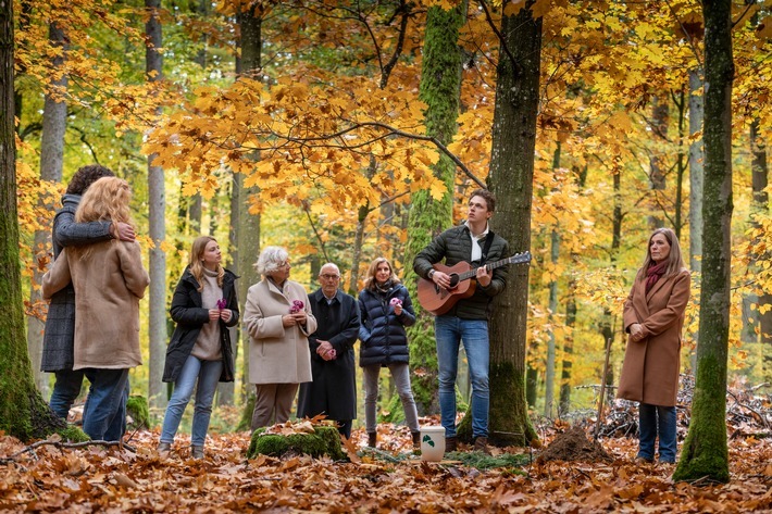 Eingebettet in die Freiheit der Natur: Die individuellen Gestaltungsmöglichkeiten einer Beisetzung im FriedWald ist vielen Menschen besonders wichtig. / Weiterer Text über ots und www.presseportal.de/nr/55775 / Die Verwendung dieses Bildes für redaktionelle Zwecke ist unter Beachtung aller mitgeteilten Nutzungsbedingungen zulässig und dann auch honorarfrei. Veröffentlichung ausschließlich mit Bildrechte-Hinweis.