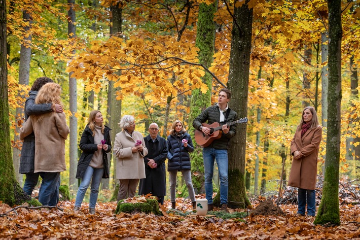 Weniger Drama, mehr Demokratie: Letzte Ruhe im Wald versöhnt mit eigener Sterblichkeit / Tiefenpsychologische rheingold-Studie zeigt stressreduzierende Wirkung vom Bestattungswald