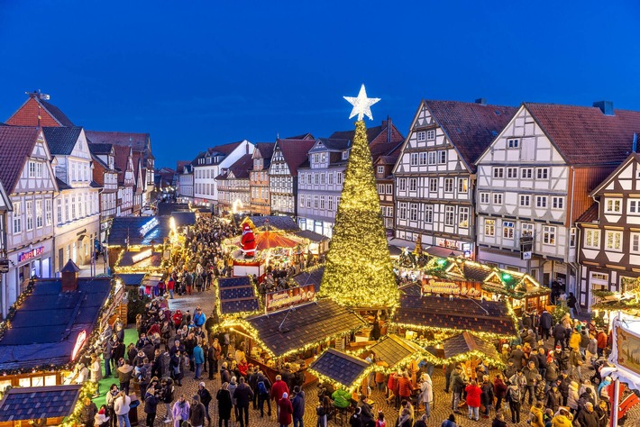 Der Celler Weihnachtsmarkt verzaubert mit Lichterglanz und Fachwerkcharme