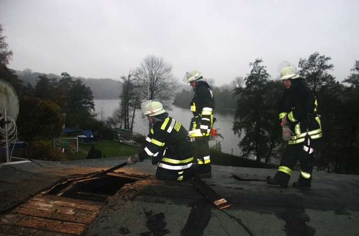 FW-E: Feuer im Eisenbahner-Sportverein Kupferdreh, eine Person verletzt