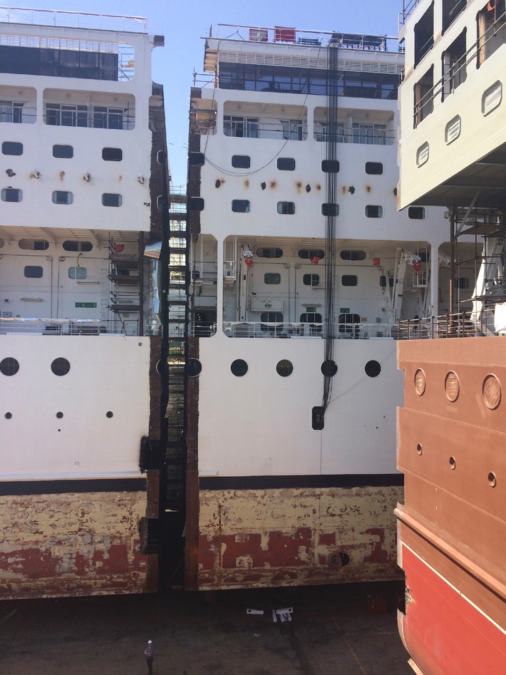 Meilenstein im Umbau der MSC Armonia / Gestern Donnerstag wurde in der Werft von Fincantieri in Palermo ein neues Mittelstück in die MSC Armonia eingesetzt / Das Schiff wurde um 23,7 Meter verlängert (BILD)