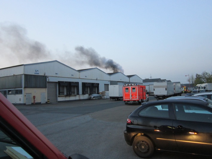 FW-GE: Brannten Dachteile in einer Gewerbehalle in Schalke-Nord - Chirurgischer Löscheinsatz begrenzte den Sachschaden