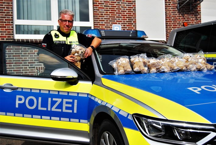 POL-WHV: "Übergabe von Teddybären für Kinder in Notunterkünften in Varel