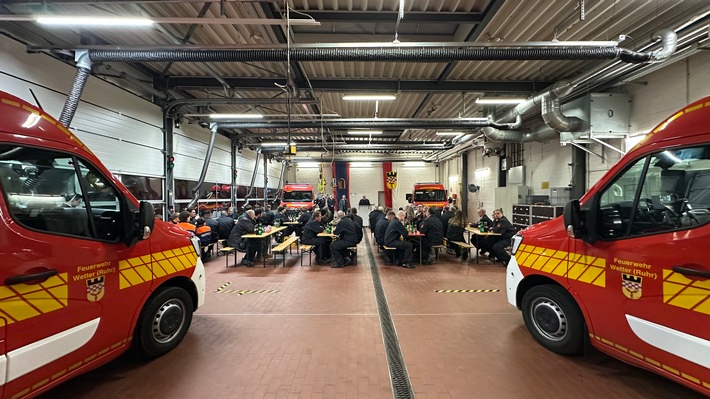 FW-EN: Bürgermeister übergibt vier neue Mannschaftstransportfahrzeuge an die Feuerwehr Wetter (Ruhr)