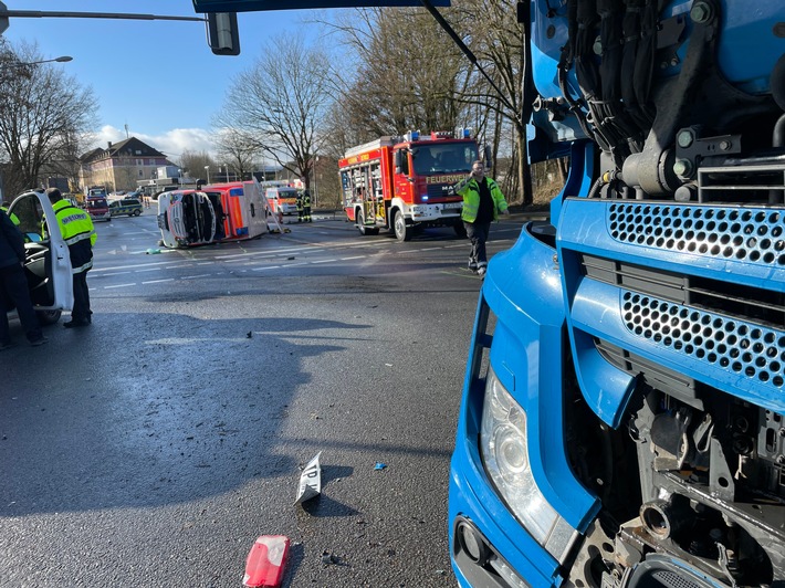 FW-DT: Schwerer Verkehrsunfall zwischen einem Rettungswagen und einem LKW