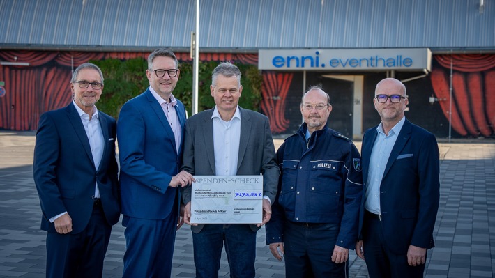 POL-WES: Moers - 50 Jahre Kreis Wesel: Landrat Ingo Brohl übergibt Spende an Polizeistiftung NRW