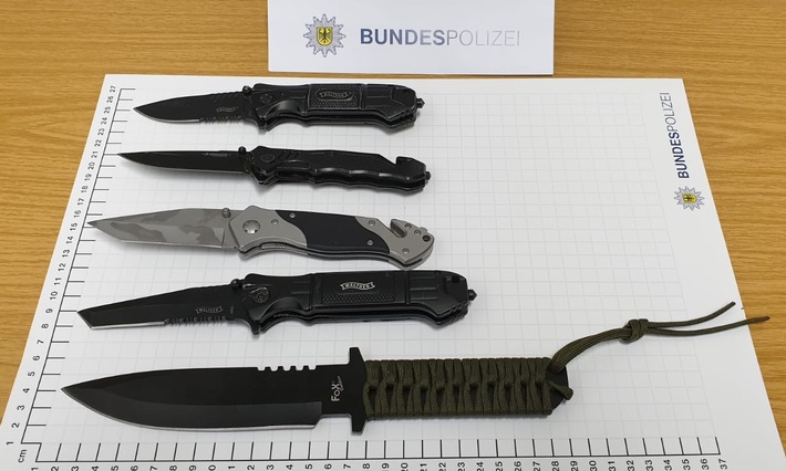 BPOL NRW: In nur einer Stunde - Bundespolizei stellt 5 gefährliche Messer sicher