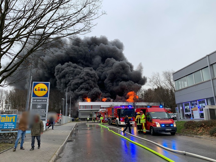 FW-Erkrath: Großbrand einer Lagerhalle in Erkrath-Hochdahl - 1. Pressemeldung
