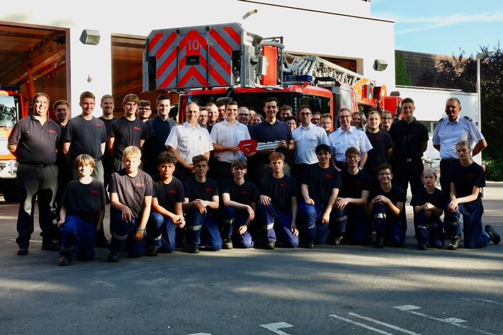 FW-GL: Feuerwehr Bergisch Gladbach stellt dritte Drehleiter in Dienst