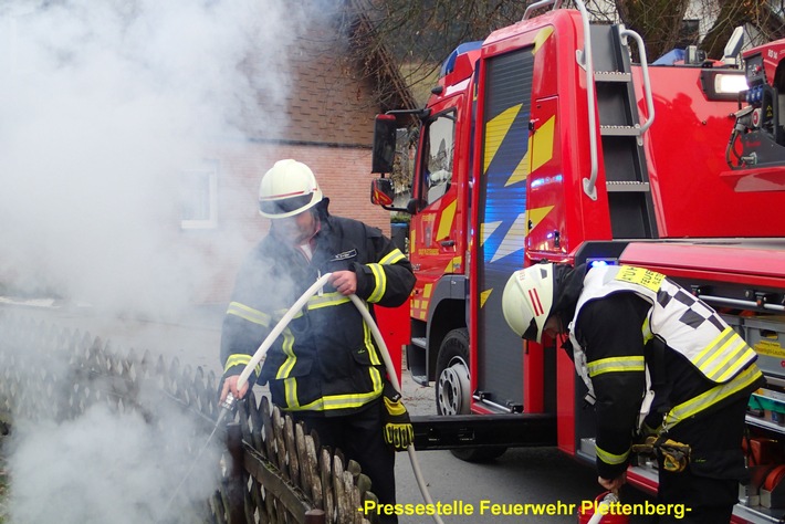 FW-PL: Wochenendbilanz der Plettenberger Feuerwehr. Zwei Maschinenbrände, Unterstützung Rettungsdienst, Amtshilfe, stark entwickelter Kaminbrand und Brandnachschau