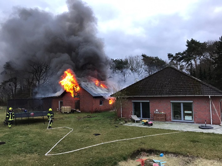 POL-WHV: Brand einer Scheune in Varel - keine Verletzten - Brandursachenermittlungen dauern an