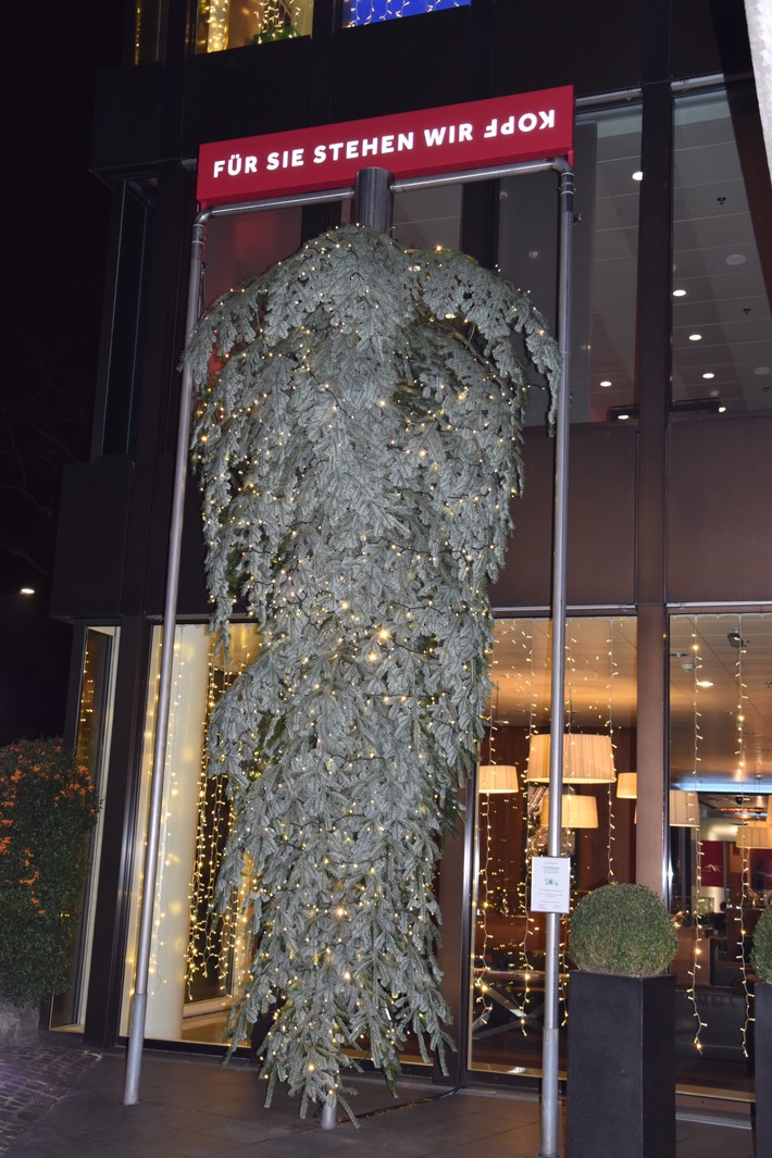 Im Zürich Marriott Hotel steht der Christbaum Kopf / Absicht oder Versehen: ein auf den Kopf gestellter Christbaum vor dem Zürich Marriott Hotel sorgt für Aufsehen