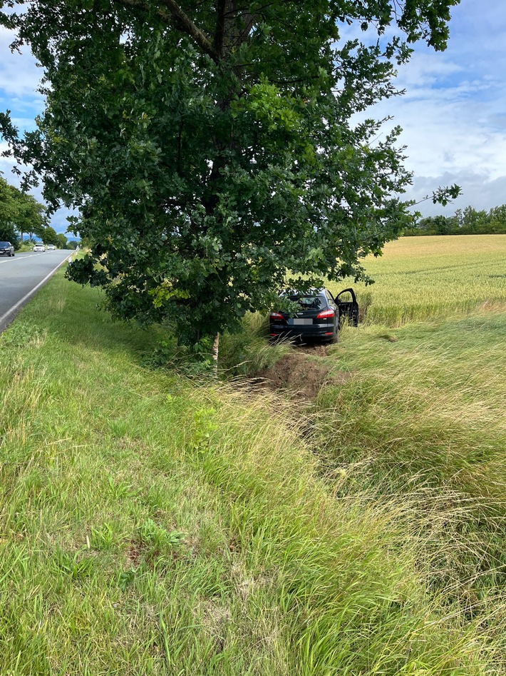 POL-HX: Ford kommt von der Fahrbahn ab und kollidiert mit Baum - Fahrer leicht verletzt