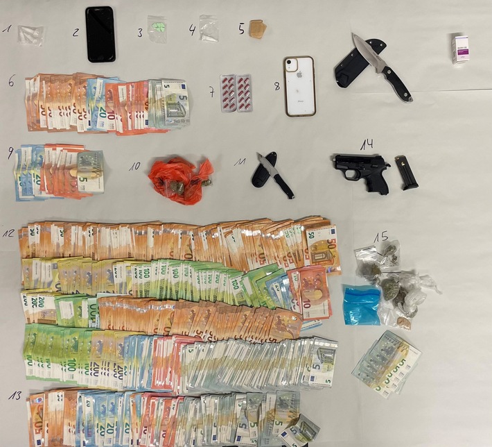 POL-K: 250709-1-K Nachteinsatz des Brennpunktteams Kalk - Schusswaffe, Drogen, 42.000 Euro Bargeld und elf Strafanzeigen