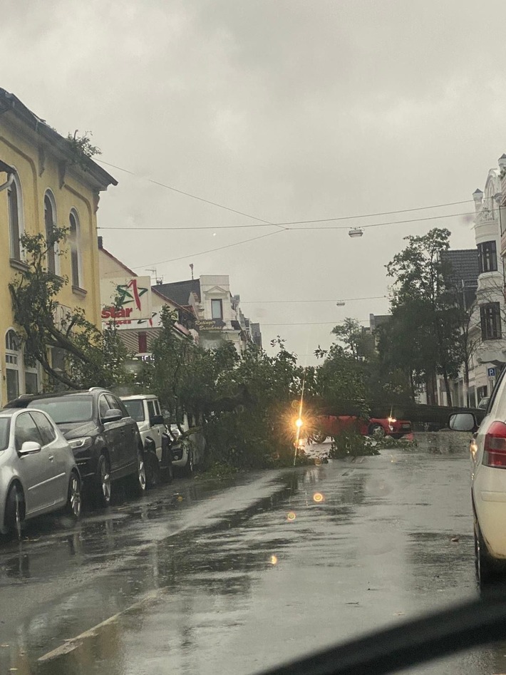 FW Ratingen: Sturmtief "Ignatz" trifft aus Stadtgebiet Ratingen, erste Einsätze