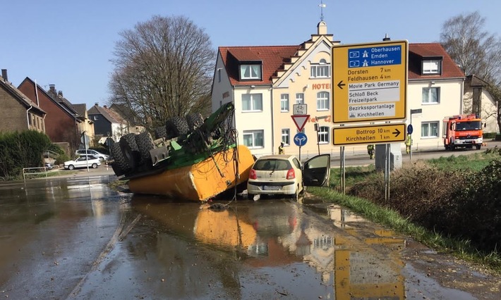 FW-BOT: Verkehrsunfall in Kirchhellen - umfangreiche Reinigungsarbeiten nötig