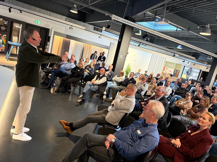 Pressemitteilung: Das FURNITURE FUTURE FORUM als Spannungsfeld zwischen Mensch und Künstlicher Intelligenz