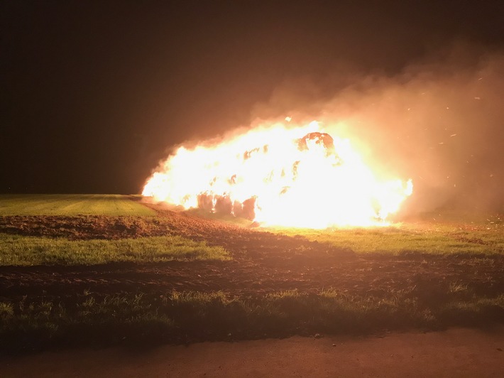 FW-NE: brennen ca.400 Strohballen in Kaarst