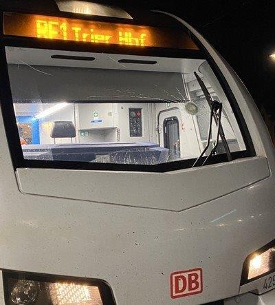 BPOL-TR: Steinwurf auf Regionalexpress bei Einfahrt in den Bahnhof Konz