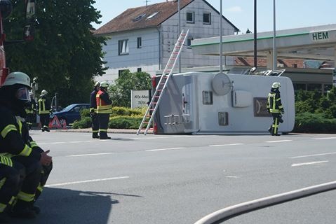 POL-HM: Wohnmobil kippt auf die Seite - Feuerwehr im Einsatz