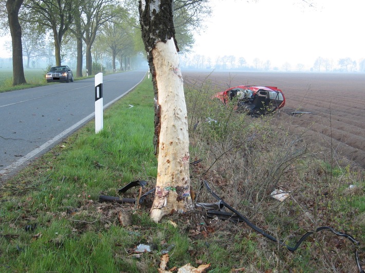 POL-WL: Pkw prallt gegen Baum und reißt auseinander, Fahrerin tot