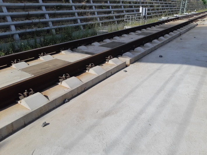 BPOLI MD: Schottersteine im Gleis - Schienen beschädigt - Zeugenaufruf