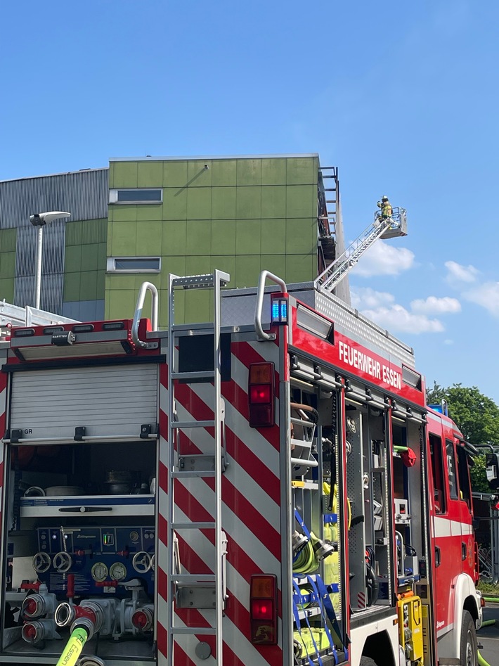 FW-E: Brand im Patientenzimmer einer Essener Klinik fordert vier Verletzte, zwei davon schwer