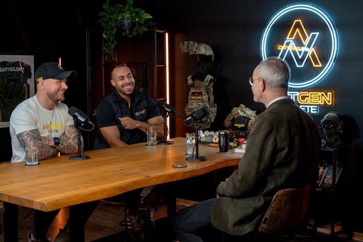 Generalmajor Dag Baehr (ehemaliger Kommandeur des KSK und heutiger Vizepräsident des Bundesnachrichtendienst) im NXTGEN Podcast mit Denis Pfeifer (links) und Samuel Come (rechts). Foto: NXTGEN Athlete GmbH / Weiterer Text über ots und www.presseportal.de/nr/179037 / Die Verwendung dieses Bildes für redaktionelle Zwecke ist unter Beachtung aller mitgeteilten Nutzungsbedingungen zulässig und dann auch honorarfrei. Veröffentlichung ausschließlich mit Bildrechte-Hinweis.
