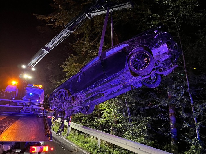 POL-SO: Mercedes hebt über Leitplanke ab und prallt gegen Baum