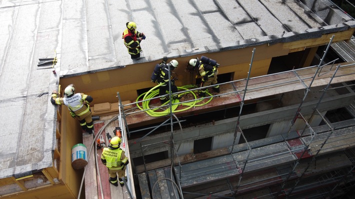 FW-EN: Schwelbrand in Holzflachdach - Brandausbreitung konnte verhindert werden