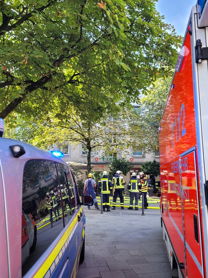 FW-BO: Gemeldetes Feuer mit Menschenleben in Gefahr löst Großeinsatz der Feuerwehr aus