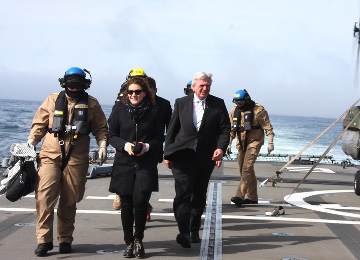 Hessischer Ministerpräsident Volker Bouffier besucht die Fregatte "Hessen" in Südafrika