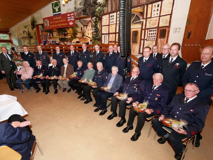 FW-PB: 96 Torten und Kuchen für die Feuerwehr-Urgesteine aus dem Kreis Paderborn