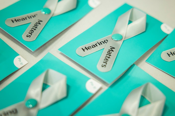 Hearing Matters-Ribbon vereint Betroffene, Fachkräfte und Unterstützer*innen weltweit. Die Schleife setzt ein Zeichen und wirbt für mehr Bewusstsein für Hörgesundheit und Hörverlust. / Weiterer Text über ots und www.presseportal.de/nr/62623 / Die Verwendung dieses Bildes für redaktionelle Zwecke ist unter Beachtung aller mitgeteilten Nutzungsbedingungen zulässig und dann auch honorarfrei. Veröffentlichung ausschließlich mit Bildrechte-Hinweis.