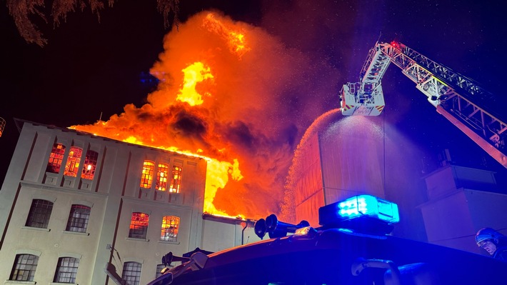 FW Kreis Soest: Großbrand zerstört Mühlengebäude / 350 Einsatzkräfte bekämpfen Großbrand in Möhnesee-Wippringsen