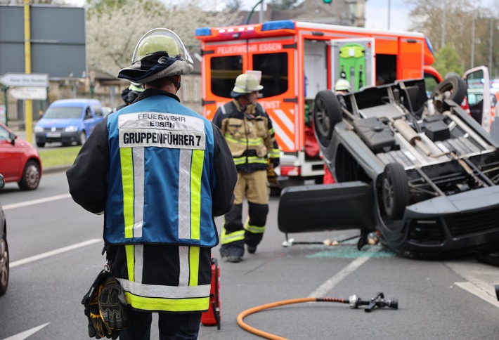 FW-E: Leichtkraftfahrzeug landet nach Verkehrsunfall auf dem Dach - drei Personen verletzt
