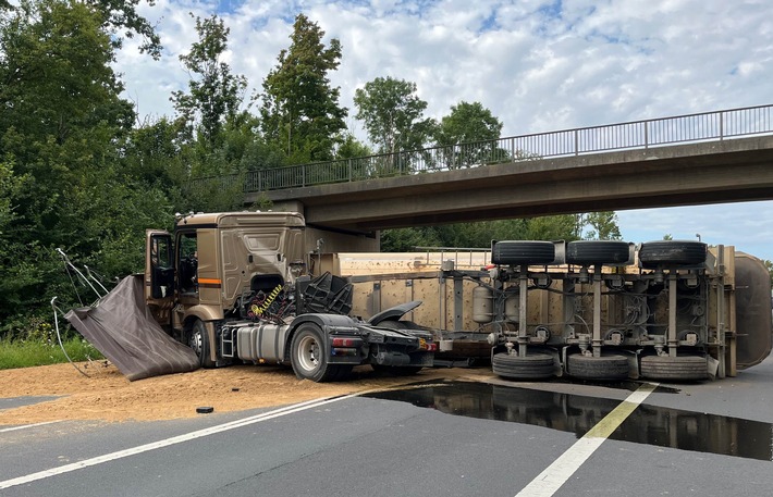 POL-EU: Lkw mit Sandladung kippt um