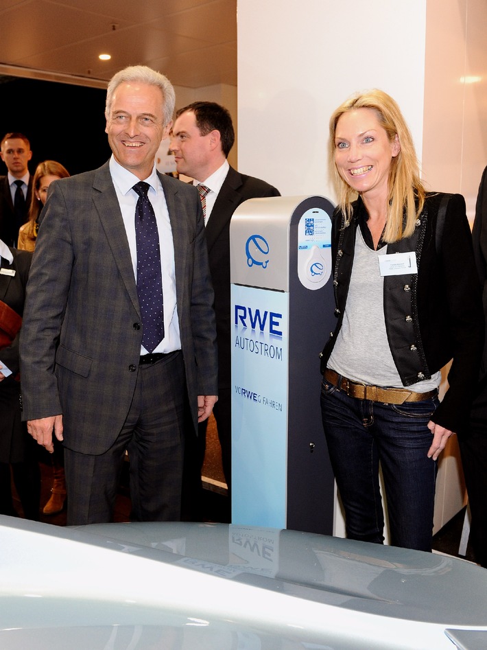 Auto Mobil International in Leipzig (mit Bild) / Bundesverkehrsminister Ramsauer besucht RWE Messestand