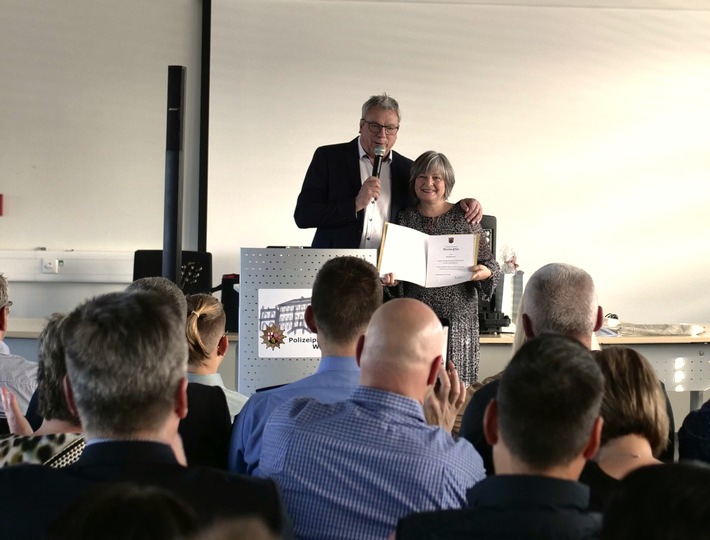 POL-PPWP: Polizeipräsident verabschiedet langjährige Mitarbeiterin in den Ruhestand