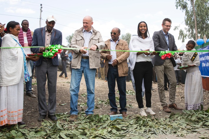 Stiftung Menschen für Menschen: Botschafterin Sara Nuru eröffnet 400. Schule in Äthiopien