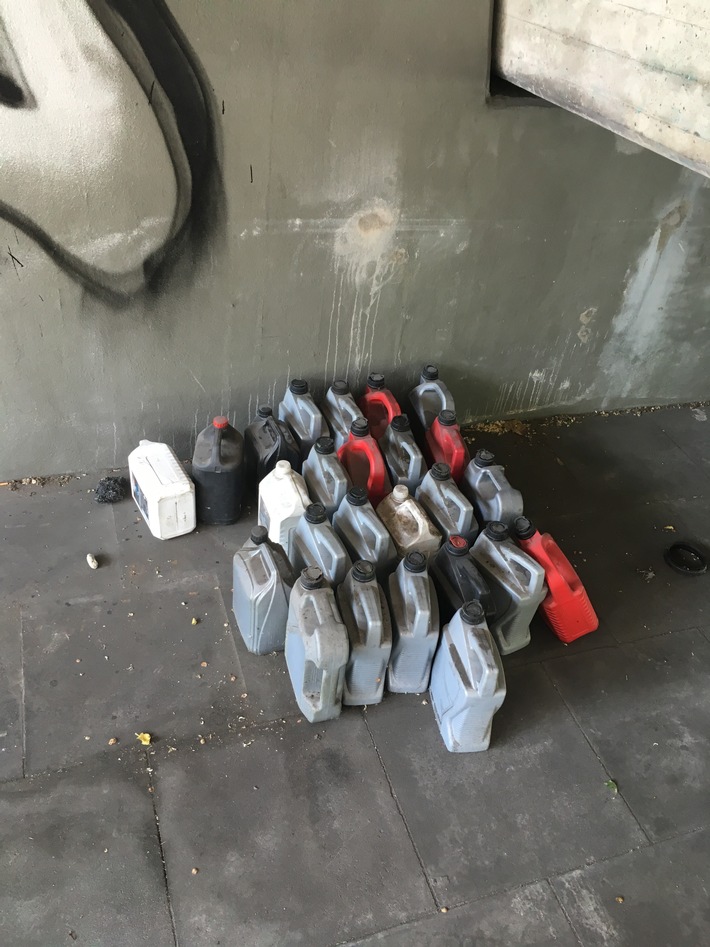 POL-D: Umweltdelikt in Golzheim - 25 Ölkanister illegal entsorgt - Zeugen gesucht - Fotos hängen an