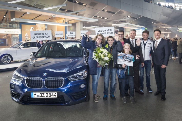 20.000.000 BMW Welt Besucher / Ein Jahr lang Fahrfreude mit einem BMW X1 für überraschte Jubiläumsgäste