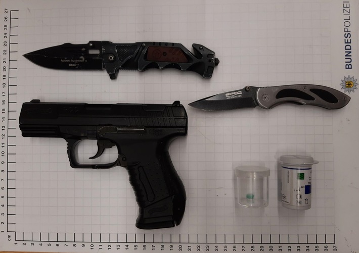 BPOL NRW: 16-Jähriger mit Drogen- und Waffenbesitz erneut bei Bundespolizei aufgefallen