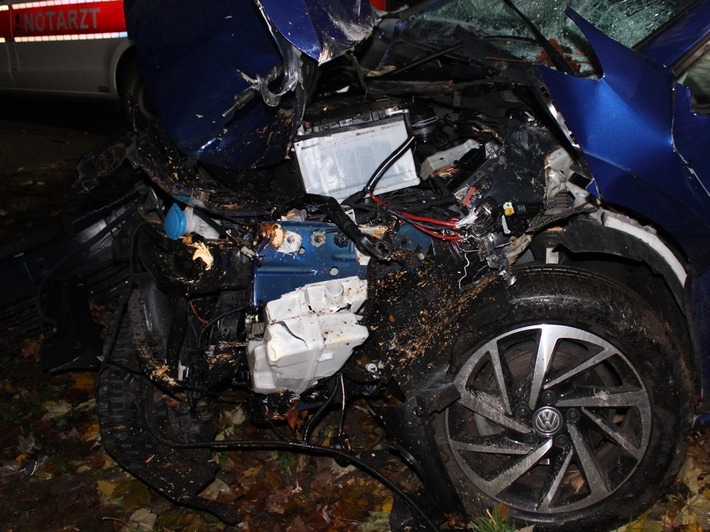 POL-MI: Auto kollidiert mit Straßenbaum
