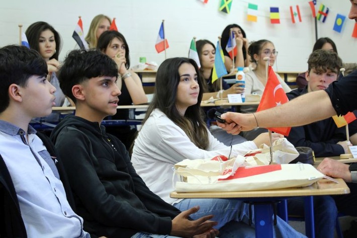 Demokratie im Dialog: Schüler*innen gegen Desinformation
