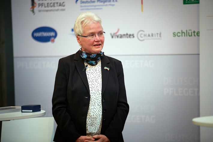 Pressemitteilung: Professorin Gertrud Hundenborn nimmt den Deutschen Pflegepreis 2020 in Empfang